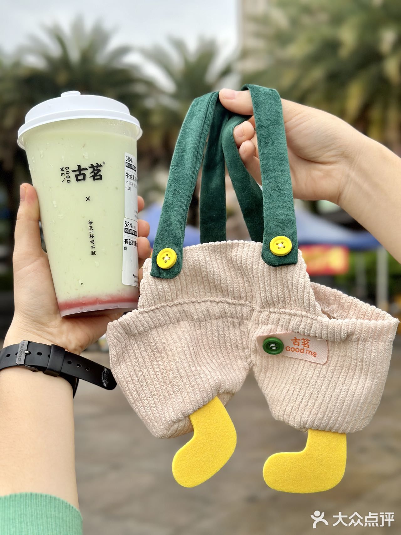 被这“背”奶茶可爱到了‼️都给我去抢背带裤周边