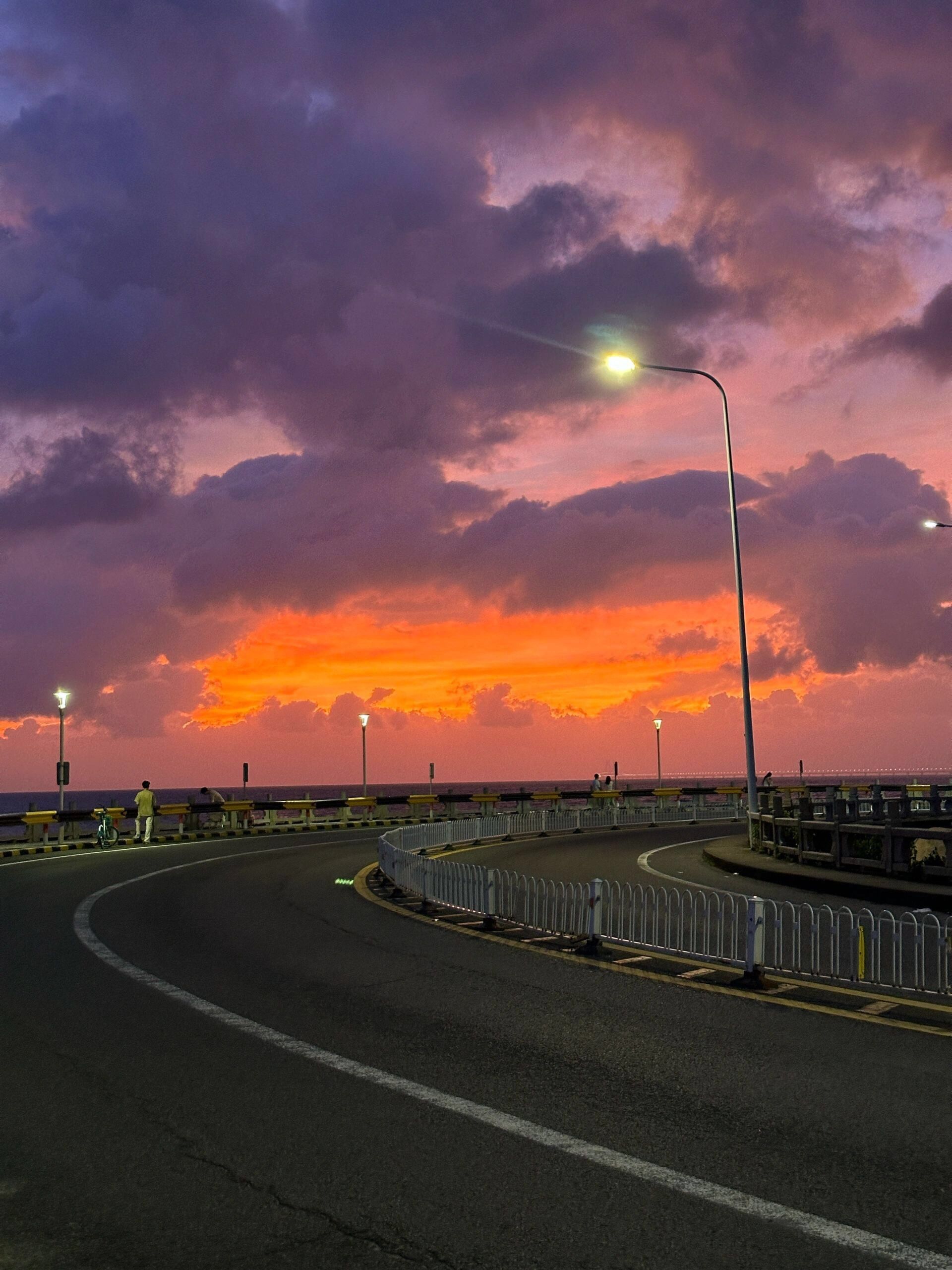 太美了!落日熔金,暮云合璧