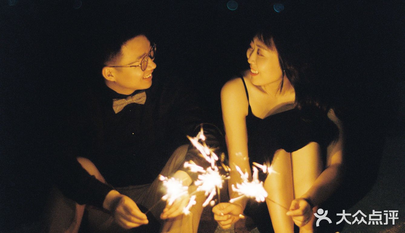 夜景胶片婚纱照|和星光烟火一起，谈一场恋爱吧🎞️🎞️