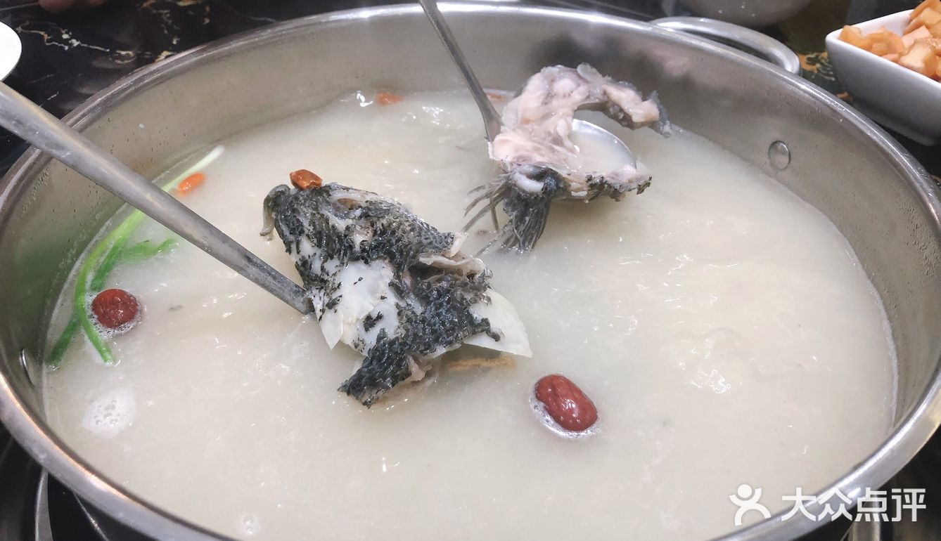 很好吃 鱼火锅上来了 鱼片薄如蝉翼