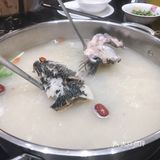 很好吃 鱼火锅上来了 鱼片薄如蝉翼