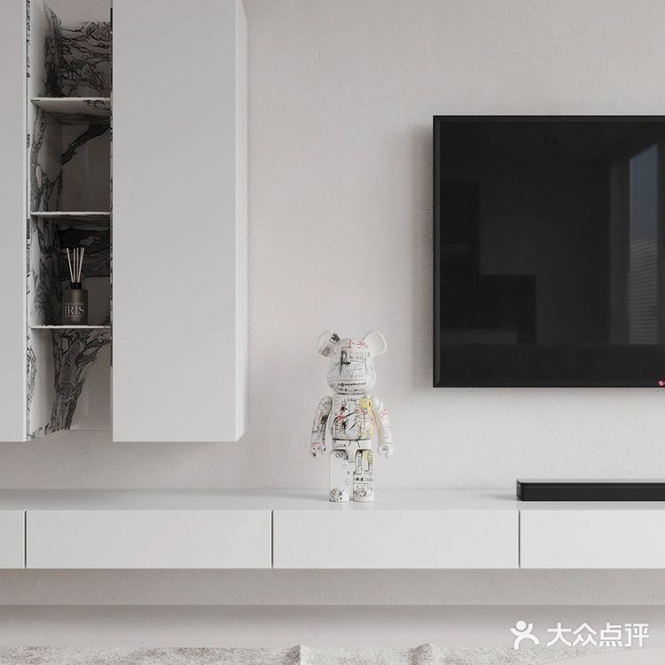 客厅中，设计师选用暖白色作为空间的主色调，奠定干净温