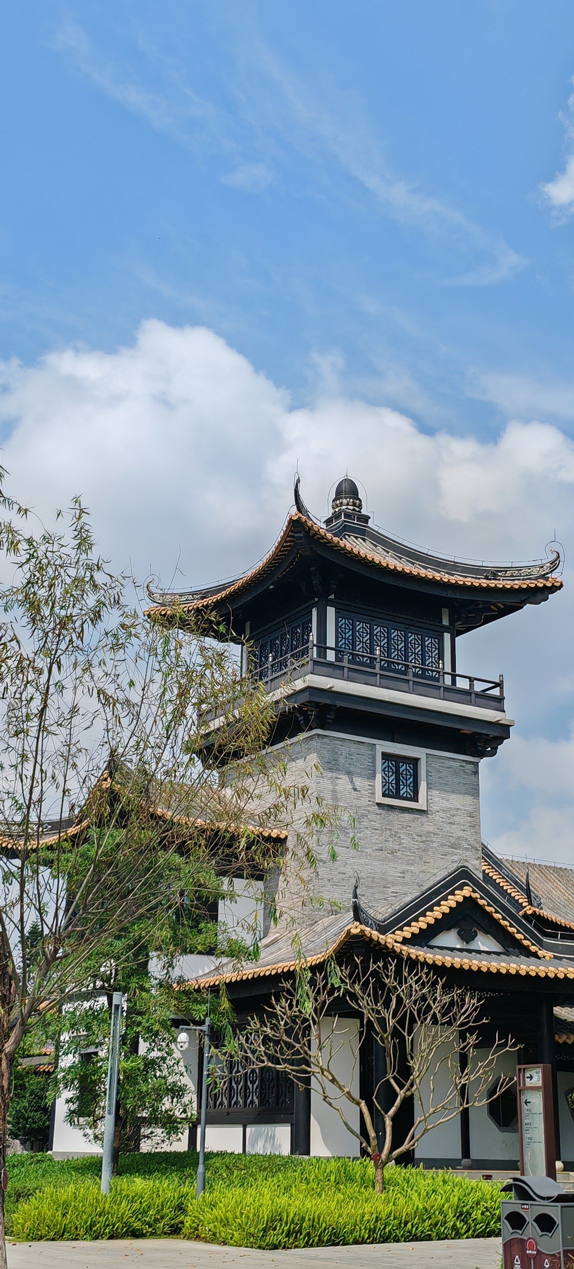 其建筑风格独特,融合了传统与现代元素
