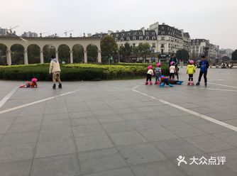 公交坐过来旁边就是公交站也很便利