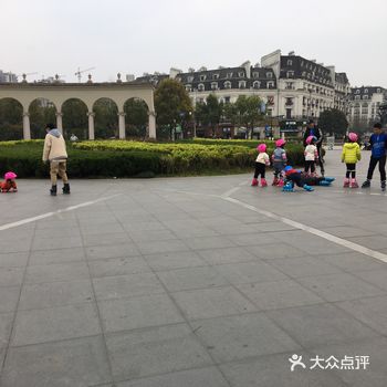 公交坐过来旁边就是公交站也很便利