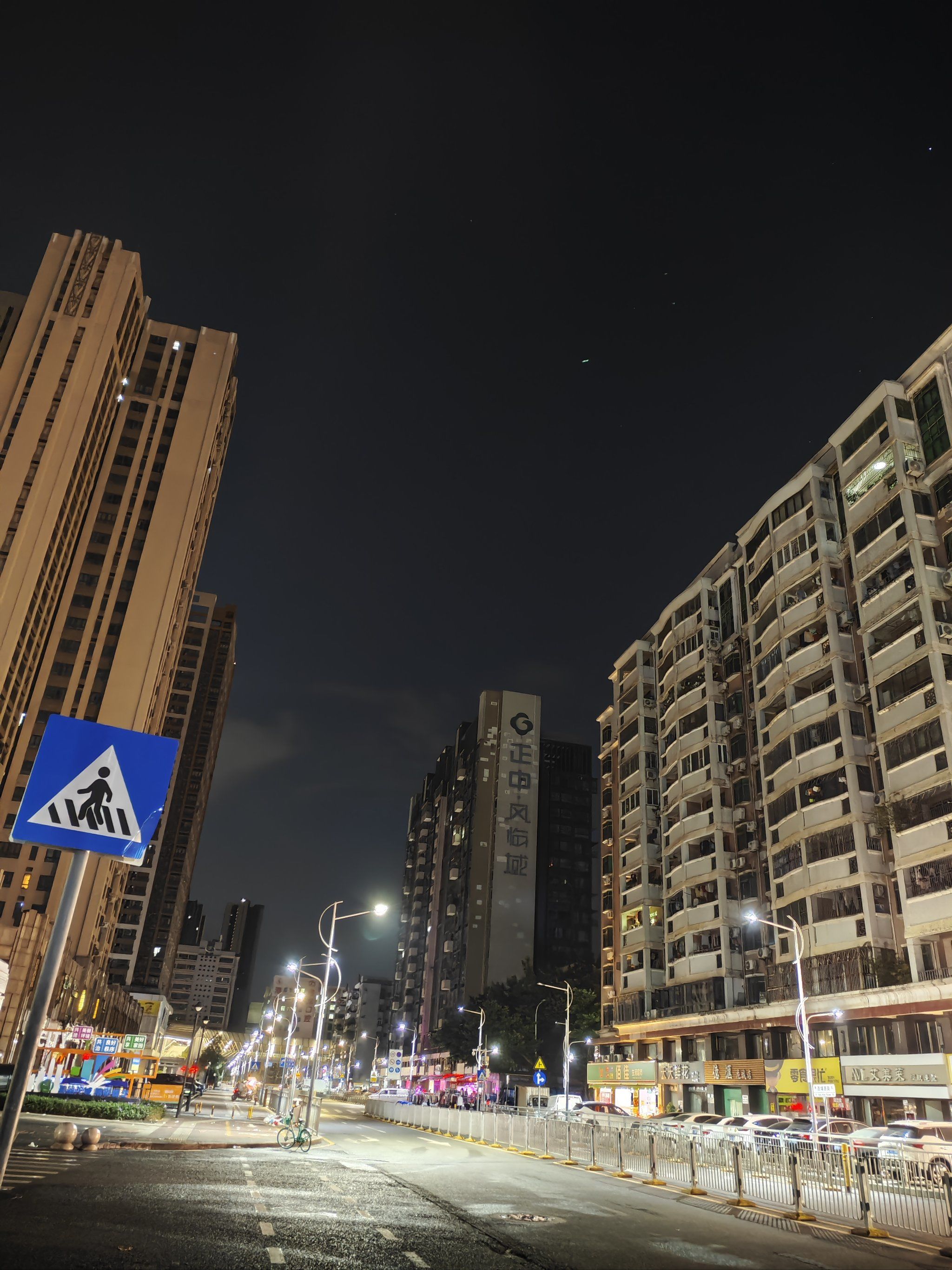 凌晨五点半🕠,深圳龍岗区吉祥社区街头街景