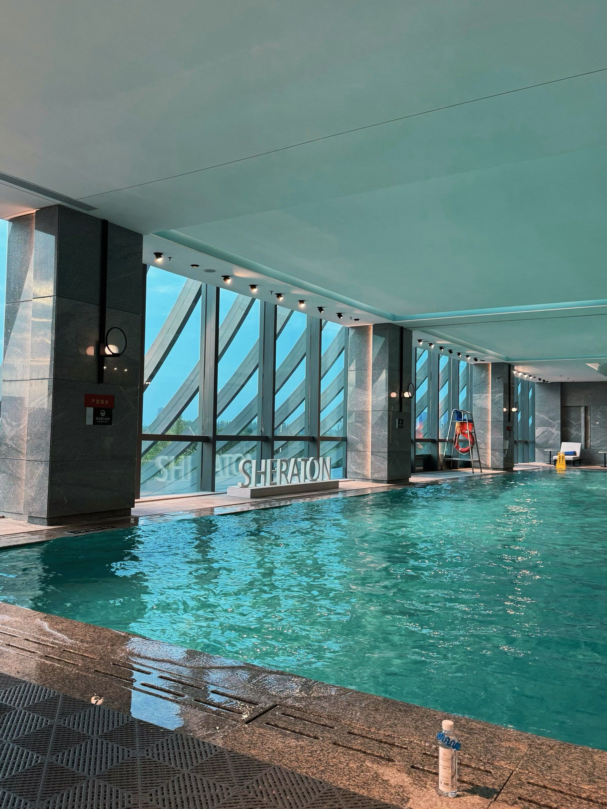 不愧是五星级酒店的泳池!