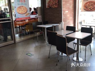 这家店在小马厂附近路边上的华天大厦一层