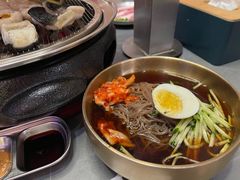 -围炉肉舍•炭烤活鳗•丹东海鲜烤肉(步行街店)