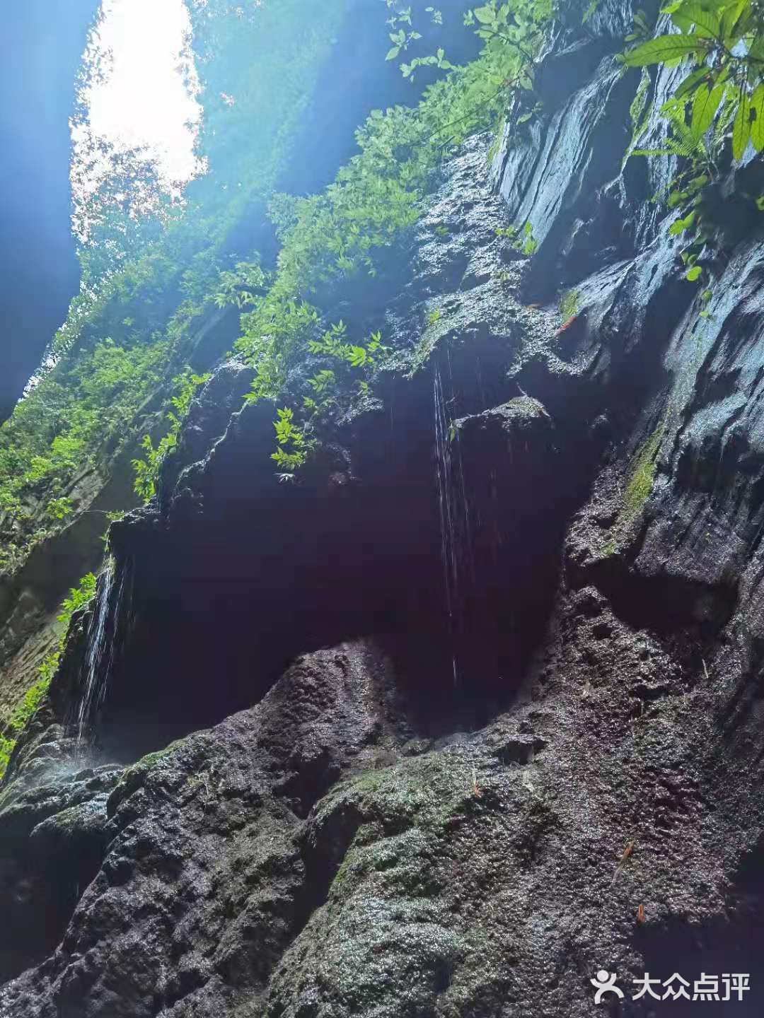 🌈天坑地缝景区[加油]人好多啊，还算风凉
