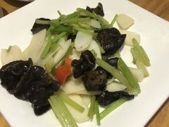 香芹炒山药-东江厨岸（惠州味道）(江畔花园店)