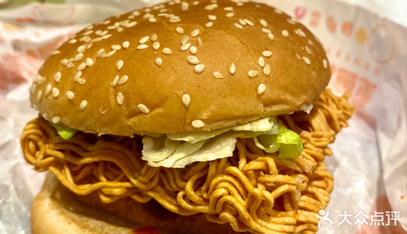 干脆面放进汉堡里🙋🏻♂️这个操作真的是有点脑洞大开🙋🏻♂️🙋🏻♂️🙋🏻♂️