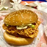 干脆面放进汉堡里🙋🏻♂️这个操作真的是有点脑洞大开🙋🏻♂️🙋🏻♂️🙋🏻♂️