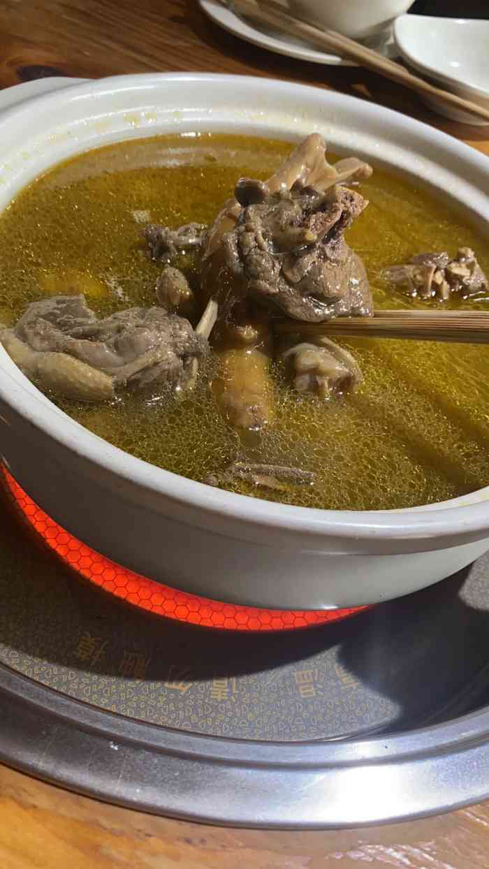 打分06180/人在厦门吃的姜母鸭都是干锅类的煲,第一次吃姜母鸭火锅