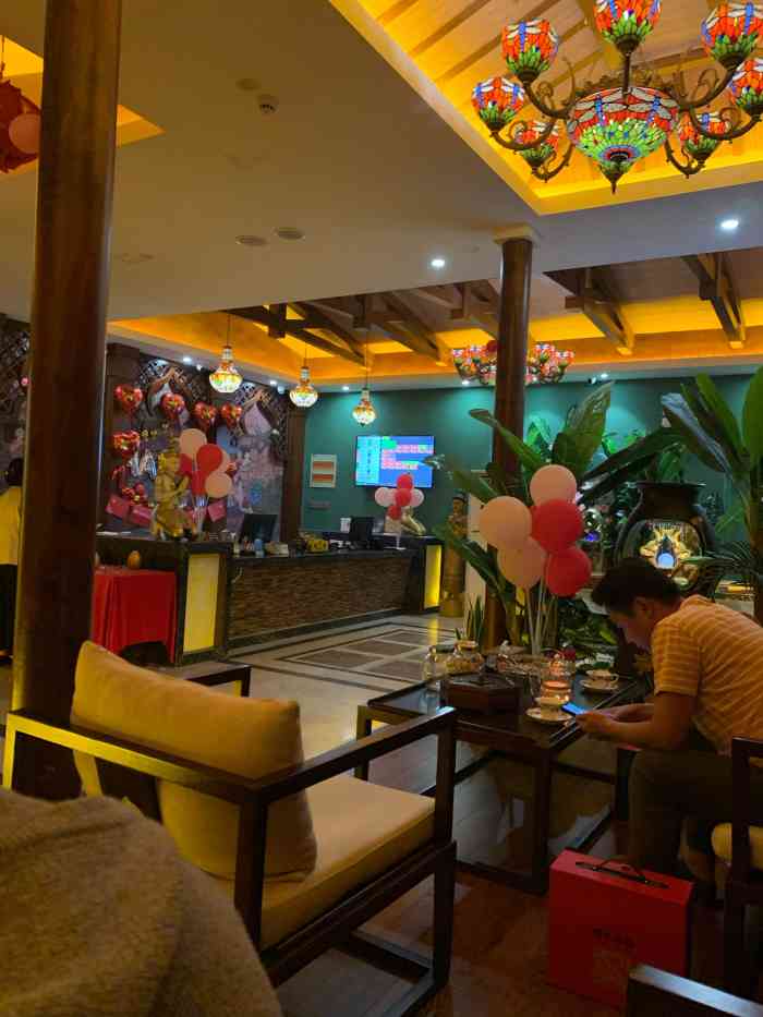 君悦富侨(金星大厦旗舰店)-"地址:金星路8号金星大厦5楼. 进了门.