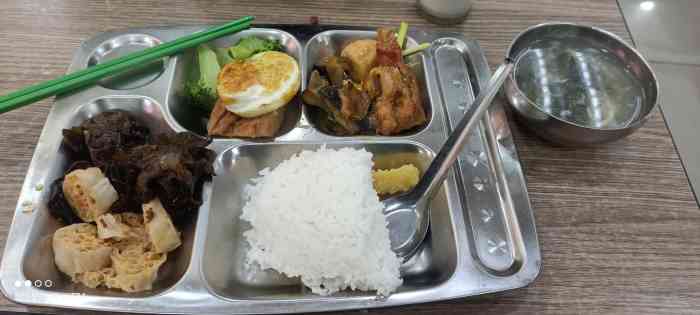 沈阳工程学院-学生4食堂-"我只能用挺实惠的来夸奖它了!因为快餐两.