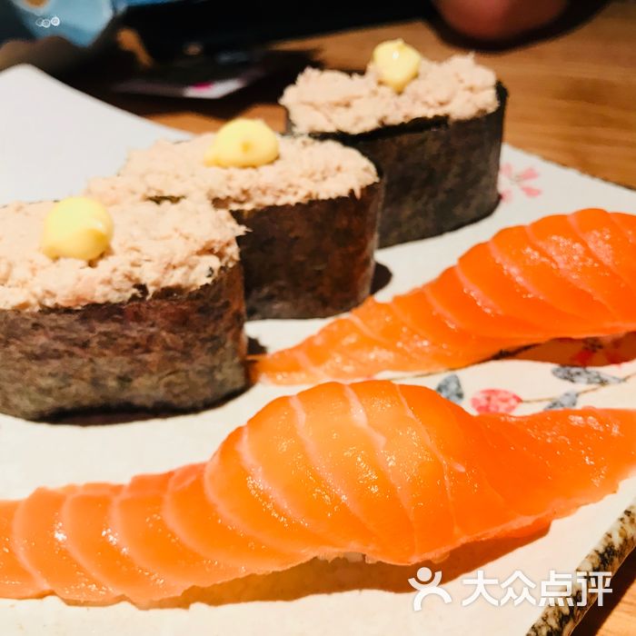 岚·日本料理三文鱼寿司8 吞拿鱼沙律寿司8图片-北京日本料理-大众
