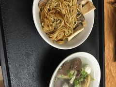 -松树干拌面店