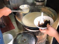 大锅正在煮豆浆-云南大锅豆浆店