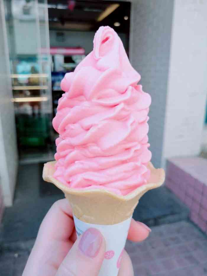 熊孩子买个冰激凌却把手机不慎落在全家,小姐姐拾金不昧归还,拿到