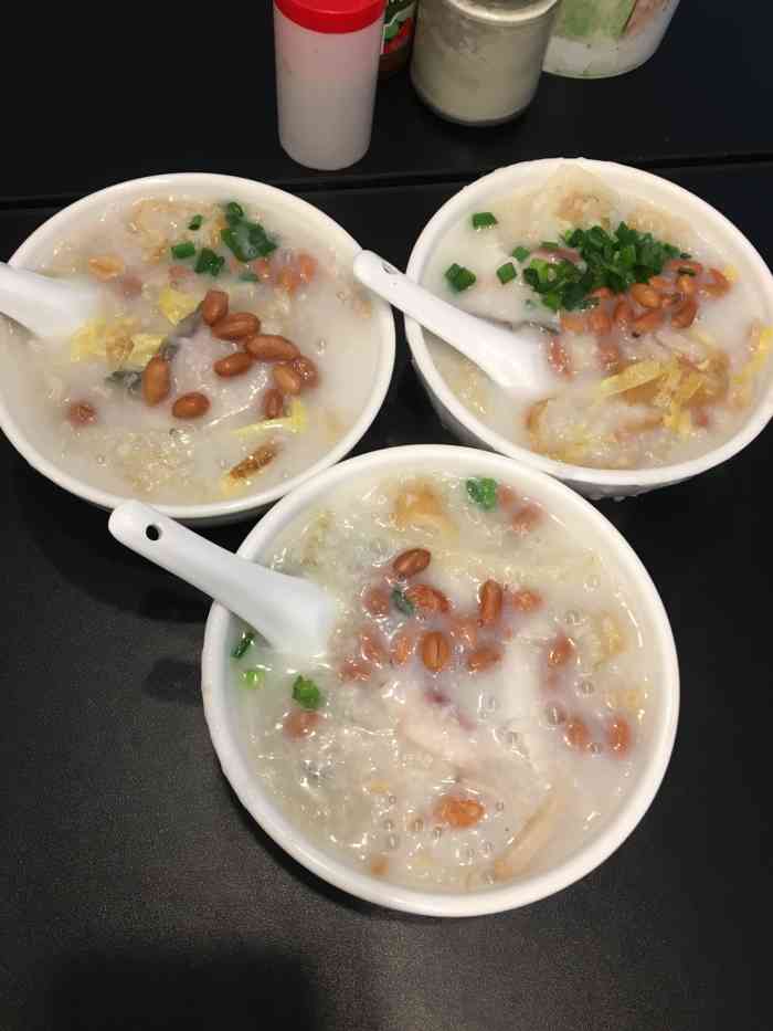 驰名猫记艇仔粥-"标志很大,很明显.6块的艇仔粥还是蛮大一.