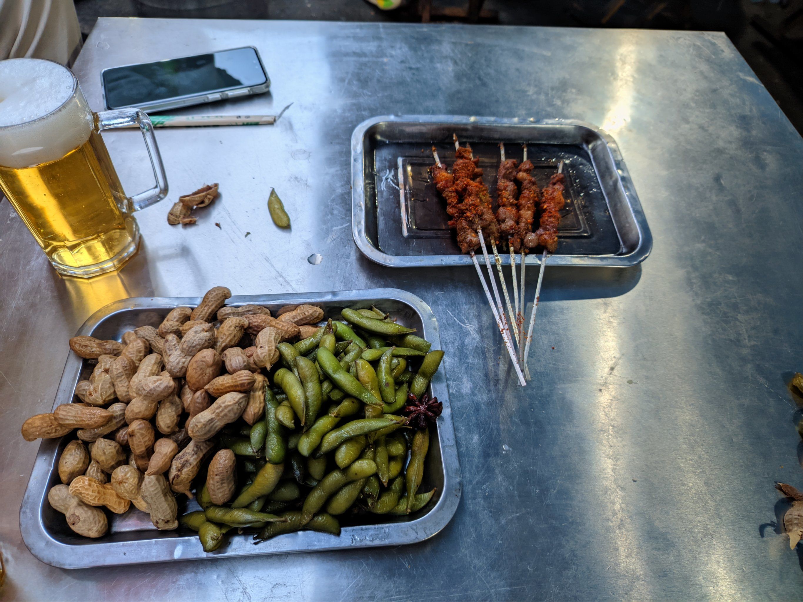 居民楼下的扎啤摊