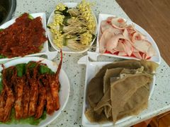 特色菜合个影：黄牛肉，鲜毛肚，鸭舌，溶洞泉水豆芽，猪黄喉-盛世煨汤馆