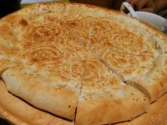 馕坑芝麻馕-巴扎美食·新疆菜·西域歌舞表演餐厅(新疆大厦店)