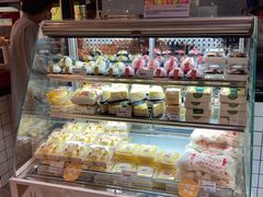 面包甜点陈列柜-昆明冠生园·蛋糕·面包(南强街店)