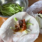 建华路上的人气烤鸭店和汤包店~