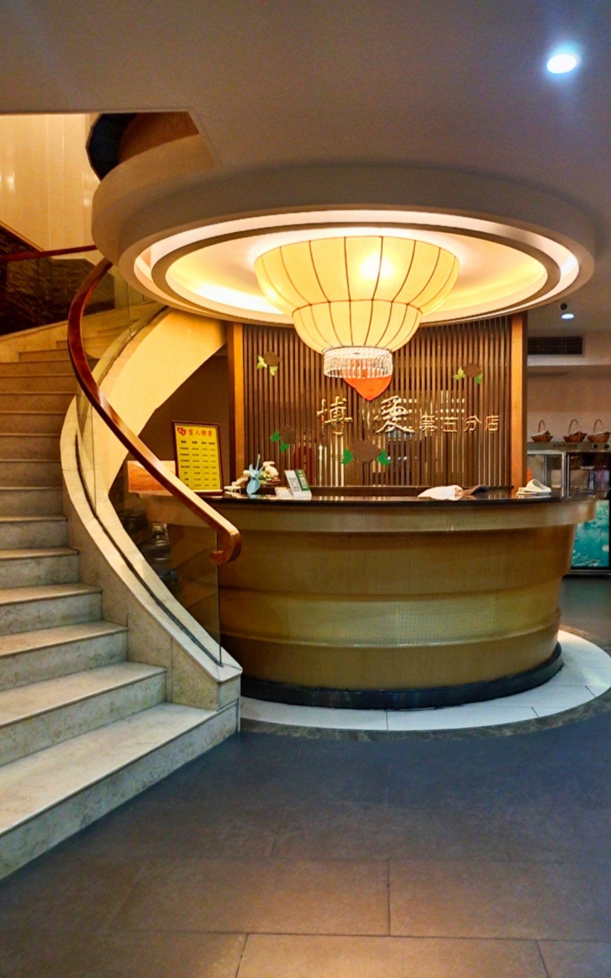 今天和闺蜜一起过来这边玩,刚刚吃完饭经过