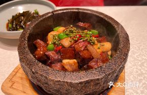 Fresh Flower Pepper Stone Pot Beef Cubes