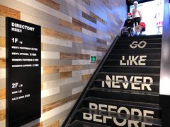 店内环境-SKECHERS 斯凯奇(上海国际时尚中心店)