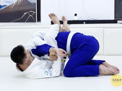 -菠萝格斗巴西柔术训练馆