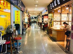 -三叶眼镜城批发市场(上海火车站店)