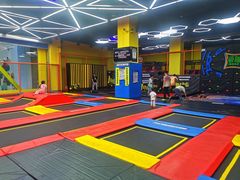 -爱蹦iBOON蹦床运动馆(江汉店)