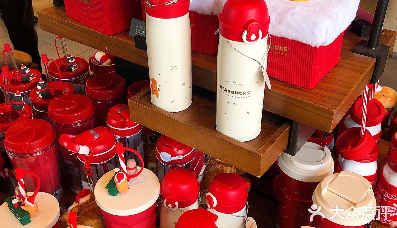 吃完饭旁边就是星巴克，来一杯咖啡️续命。人挺多的