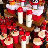 吃完饭旁边就是星巴克，来一杯咖啡️续命。人挺多的