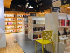 -新华里咖啡书吧(新华书店小寨店)