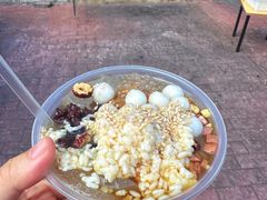 门口车车端的冰粉-晓靖轩烧烤(沙河风情店)