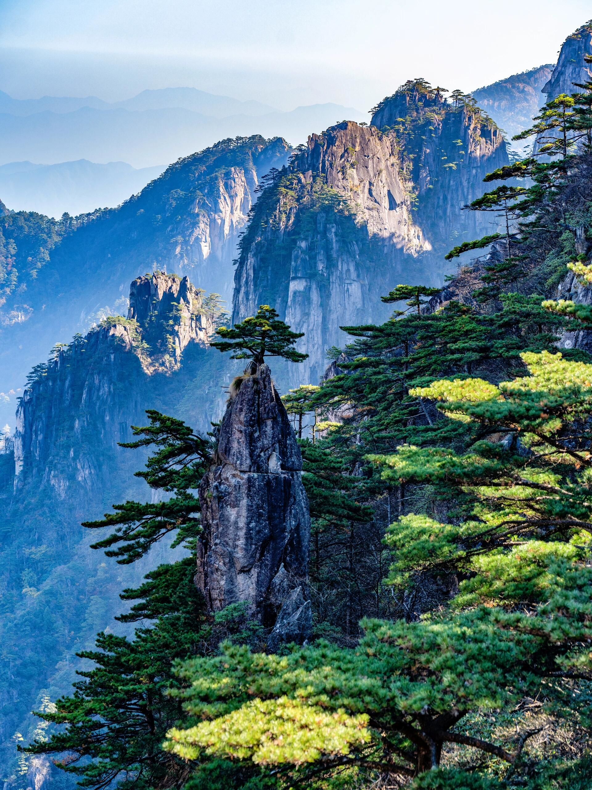 n	
📍地点:黄山风景区,太平湖景区
🚄高铁