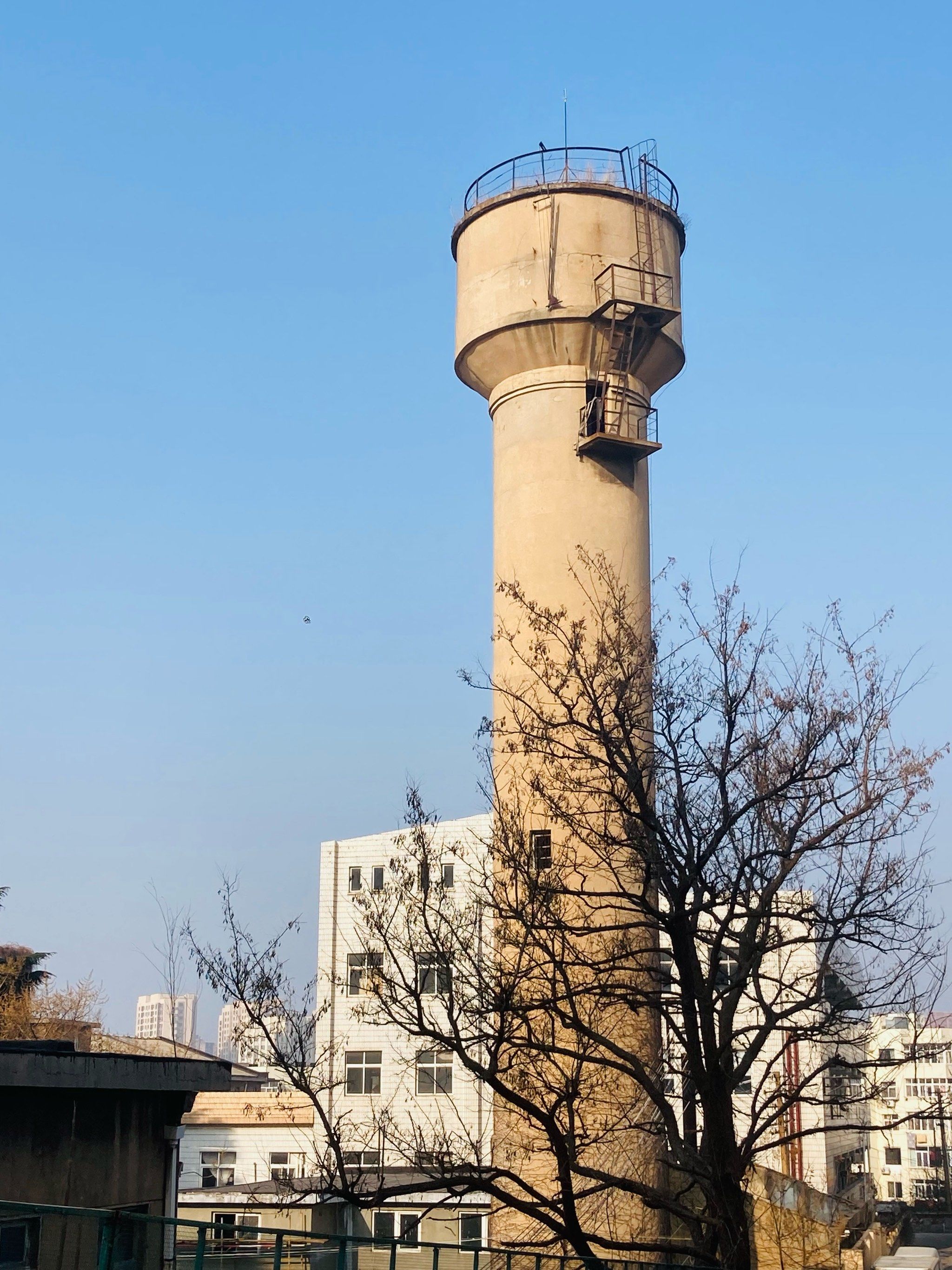 城市中的老水塔