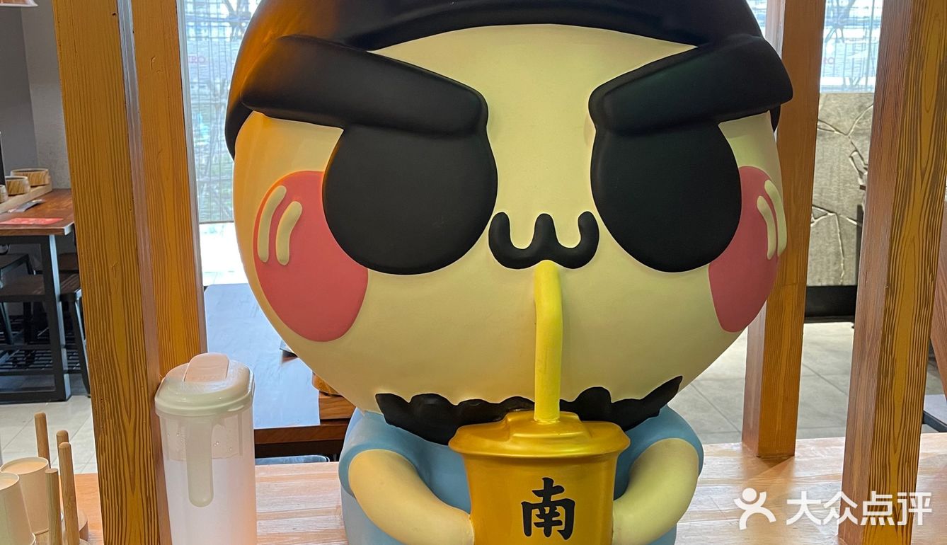 挂的都是南京的地方小吃，置身其中仿佛来到金陵