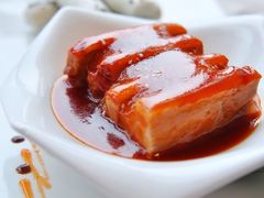 皇廷酱焖黑豚排伴小木棍包&nbsp;braised&nbsp;pork-rib&nbsp;with&nbsp;sweet&nbsp;and&nbsp;sour&nbsp;sauce,&nbsp;served&nbsp;with&nbsp;steamed&nbsp;bun-low-豫园万丽酒店-万丽轩中餐厅(河南南路店)