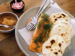 烟熏三文鱼配烤饺子皮和芥末籽酱-BOR Eatery(安福路店)