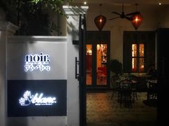 -Noir. Dining in the Dark