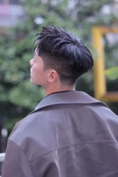 -一家只做男发烫染的店
