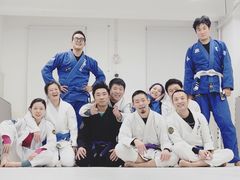 -菠萝格斗巴西柔术训练馆