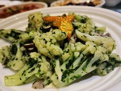 荠菜双菇炒花菜-利鸿私宴(南京路步行街店)