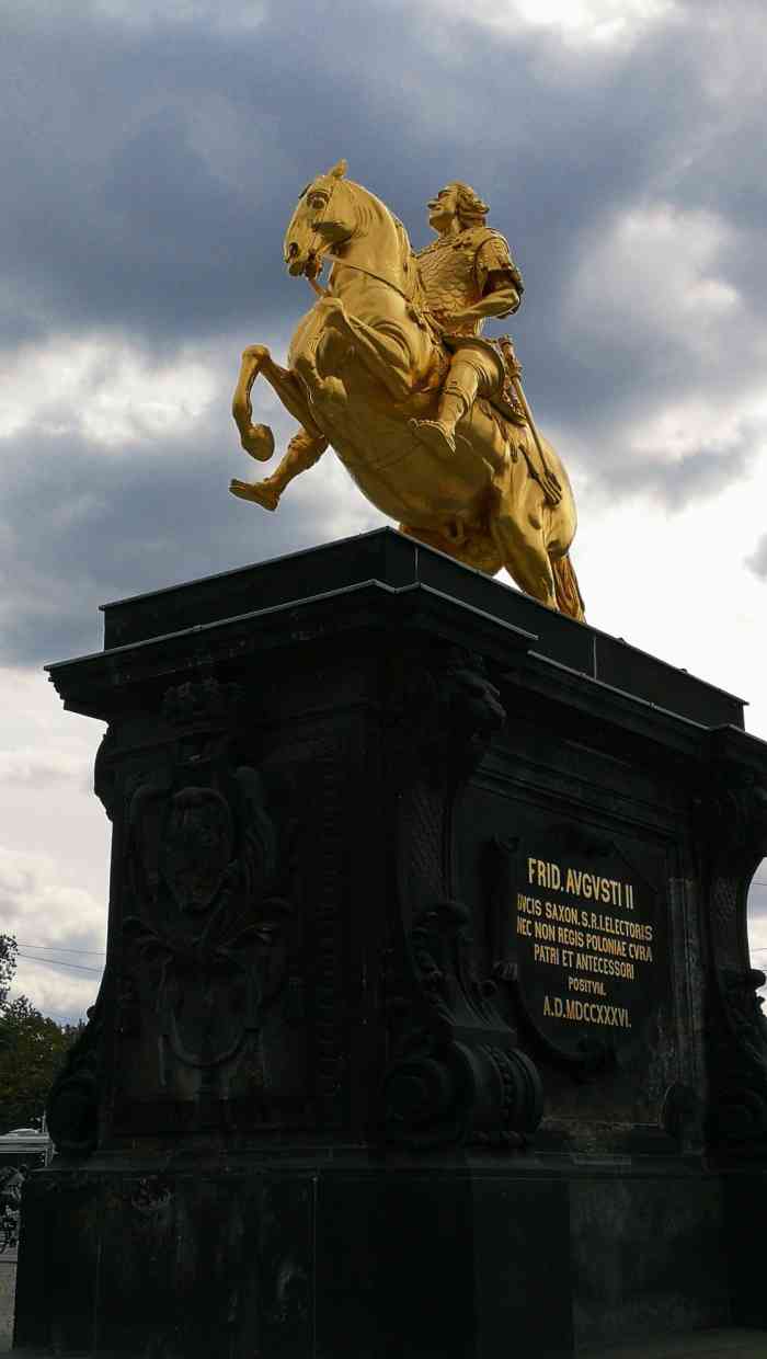 金色骑士雕像-"德累斯顿不大.就是你一定会路过的啦……….